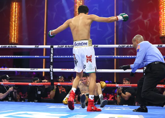 Espinoza stops Sanchez, defends WBO Worl...