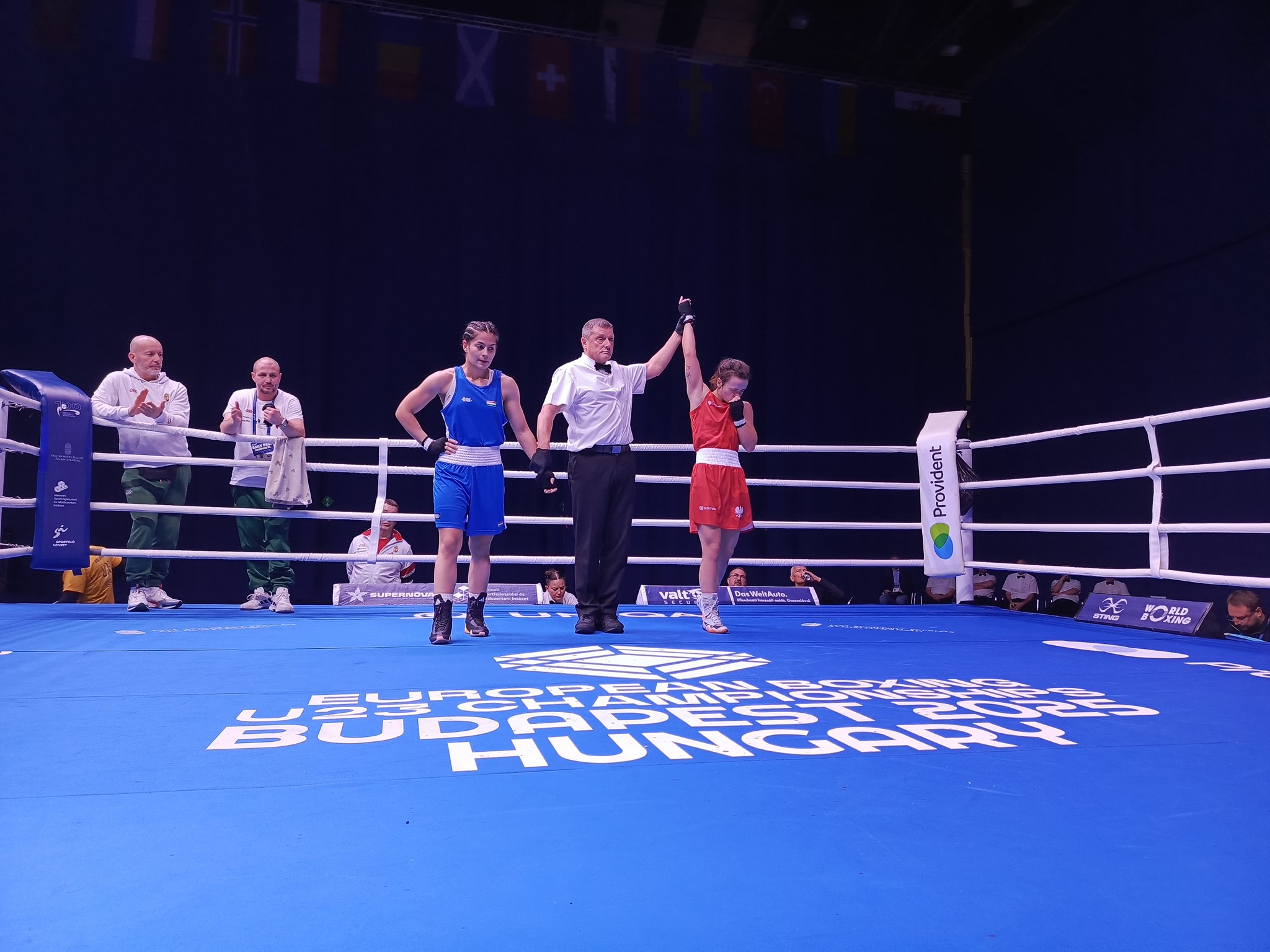 Szeleczki and Szira delighted the home c...