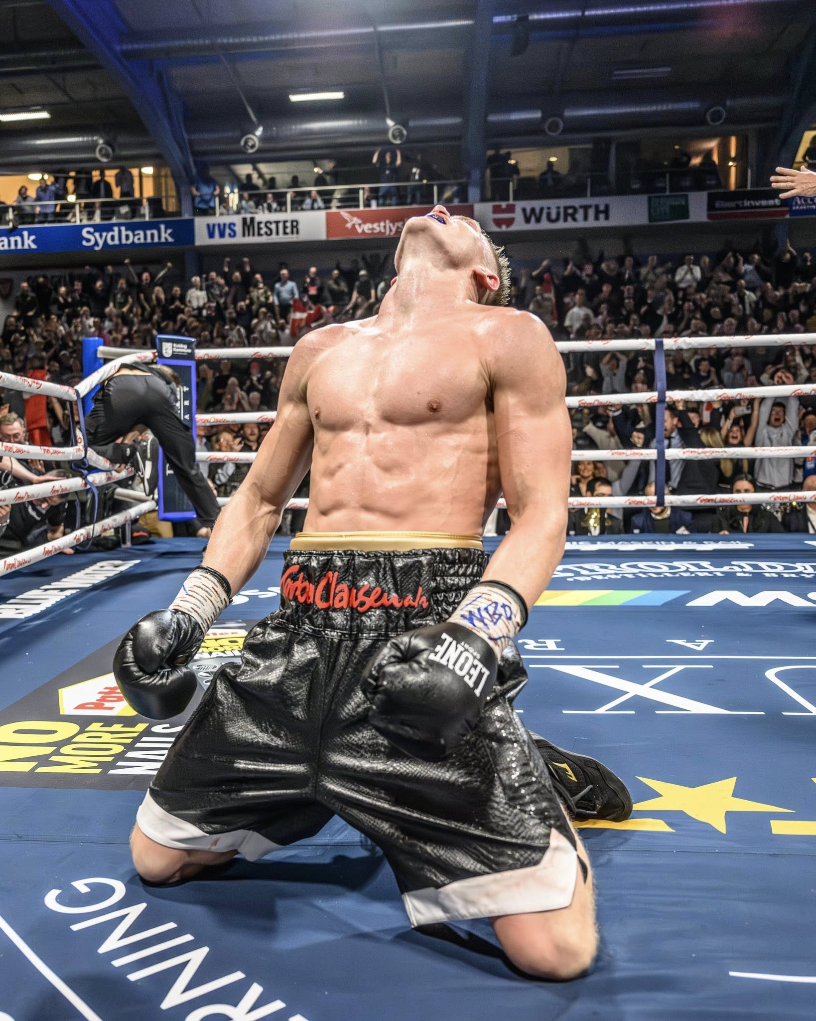 Bank stops Scull in round 12, next expected world title fight